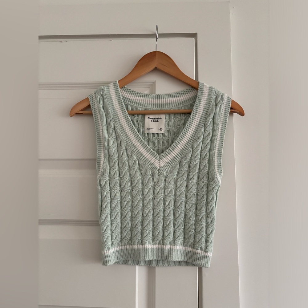 Abercrombie and Fitch light green and white sweater vest size XS new